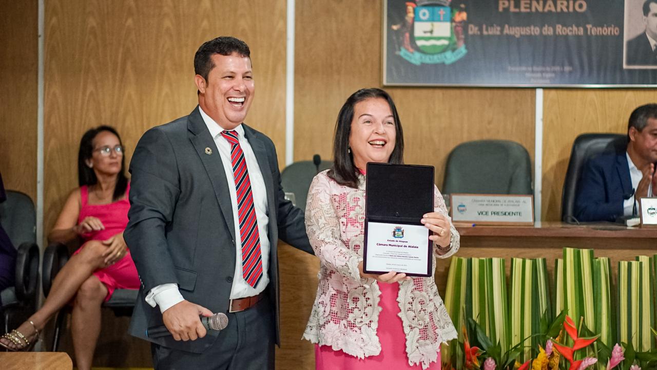 Fátima Canuto recebe título de Cidadã Honorária de Atalaia em homenagem ao trabalho prestado pelo município