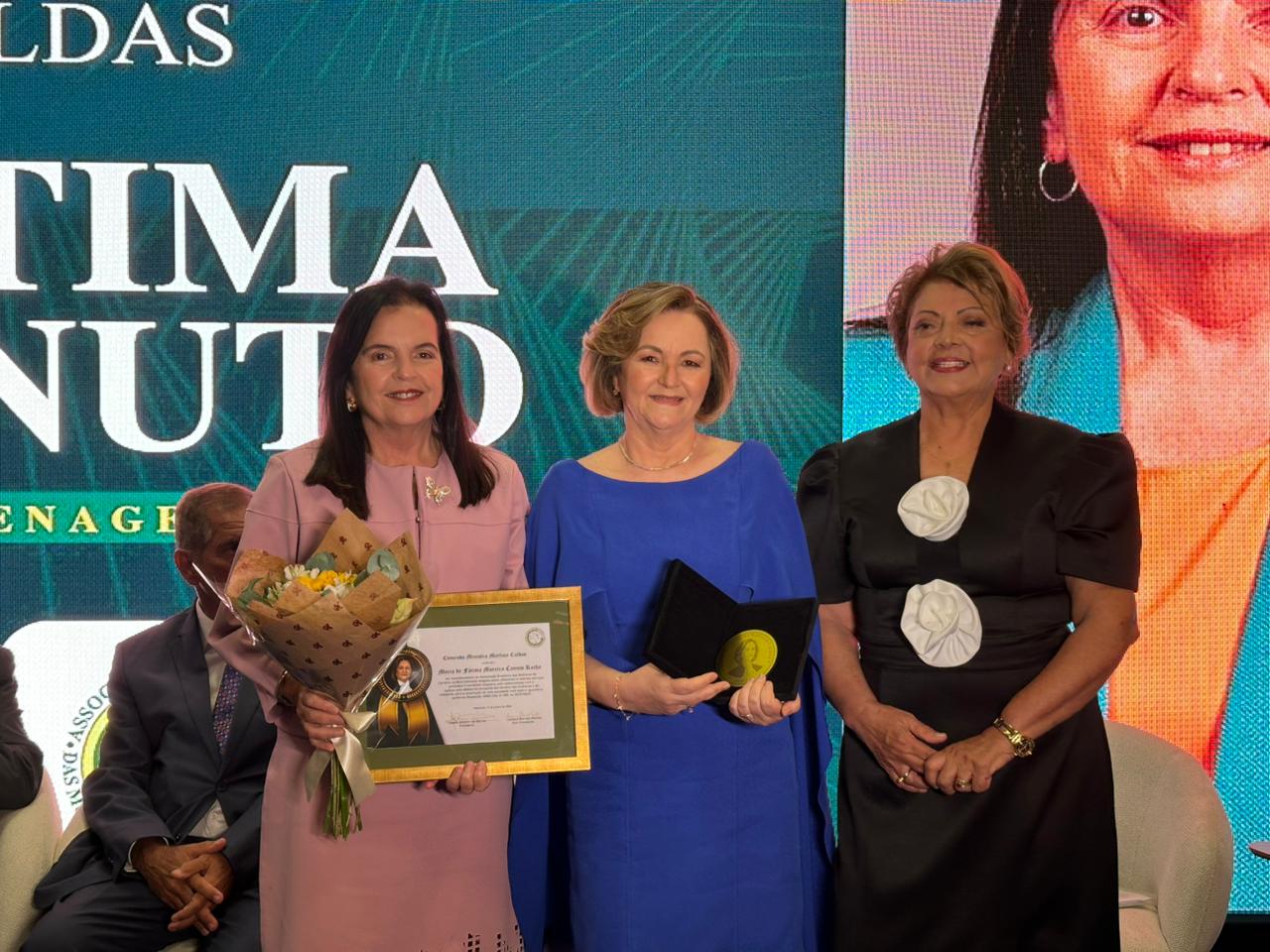 Deputada Fátima Canuto recebe Comenda Ministra Marluce Caldas da ABMCJ