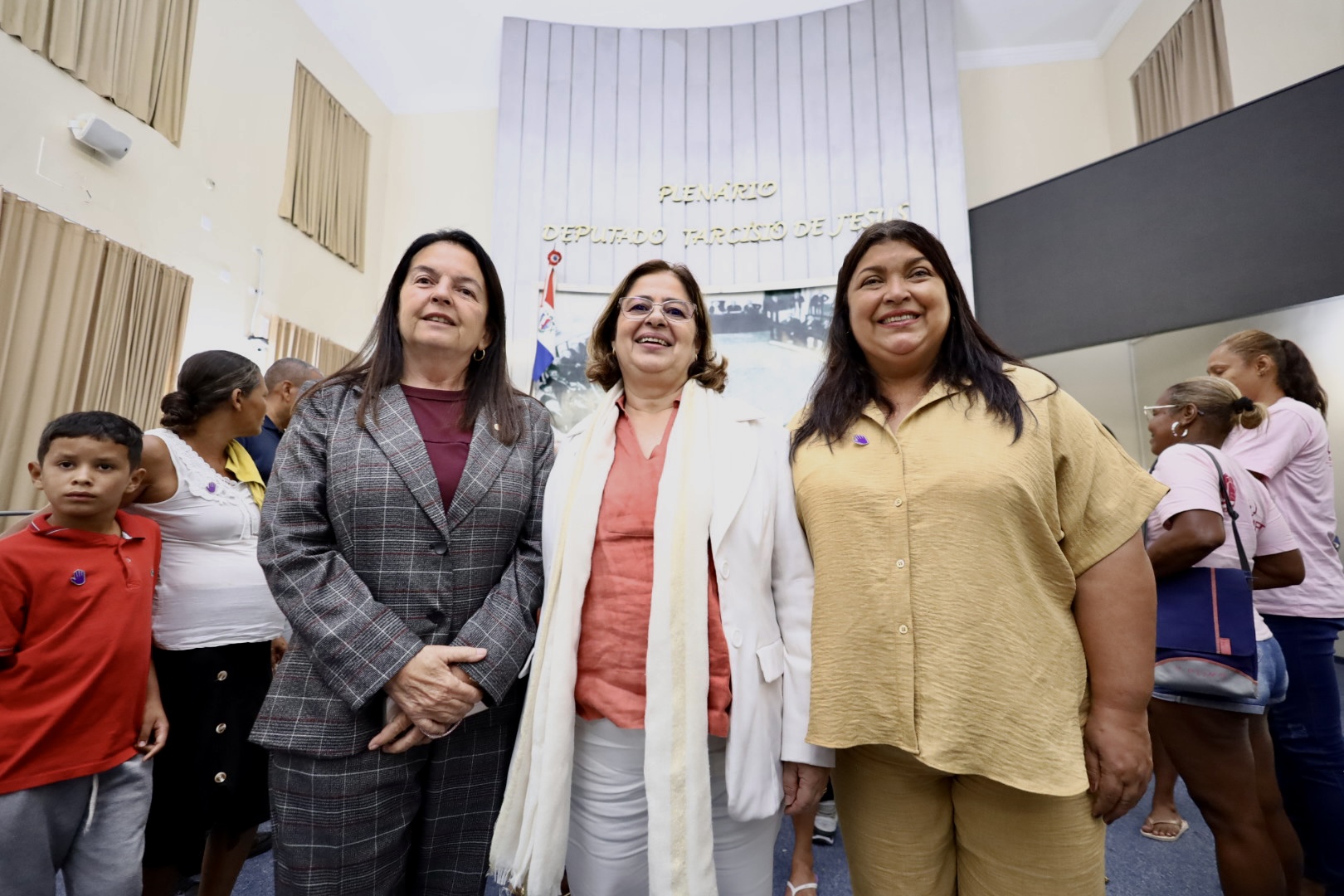 Audiência pública proposta por Fátima Canuto reúne autoridades nacionais para discutir situação de marisqueiras 