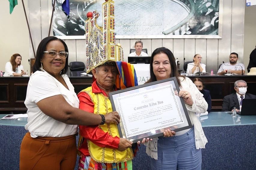 Fátima Canuto promove debate sobre fortalecimento da cultura e entrega comenda ao mestre Edivar Vicente