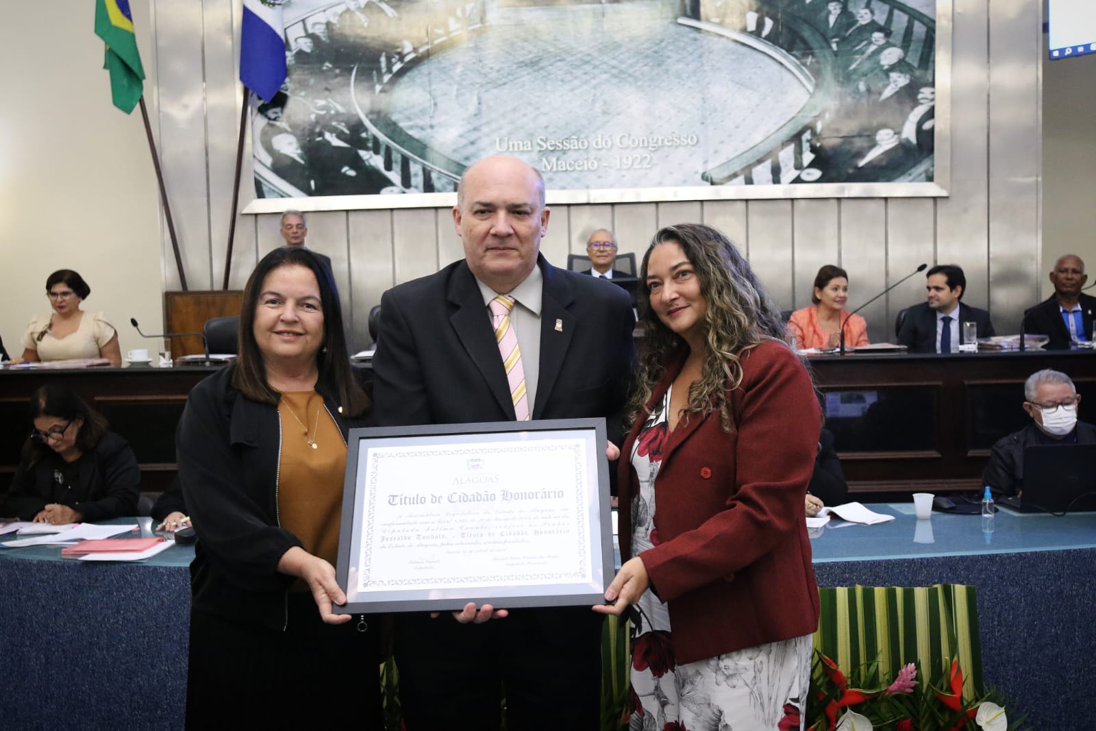 Fátima Canuto entrega título de Cidadão Honorário de Alagoas ao reitor da UFAL,  Josealdo Tonholo