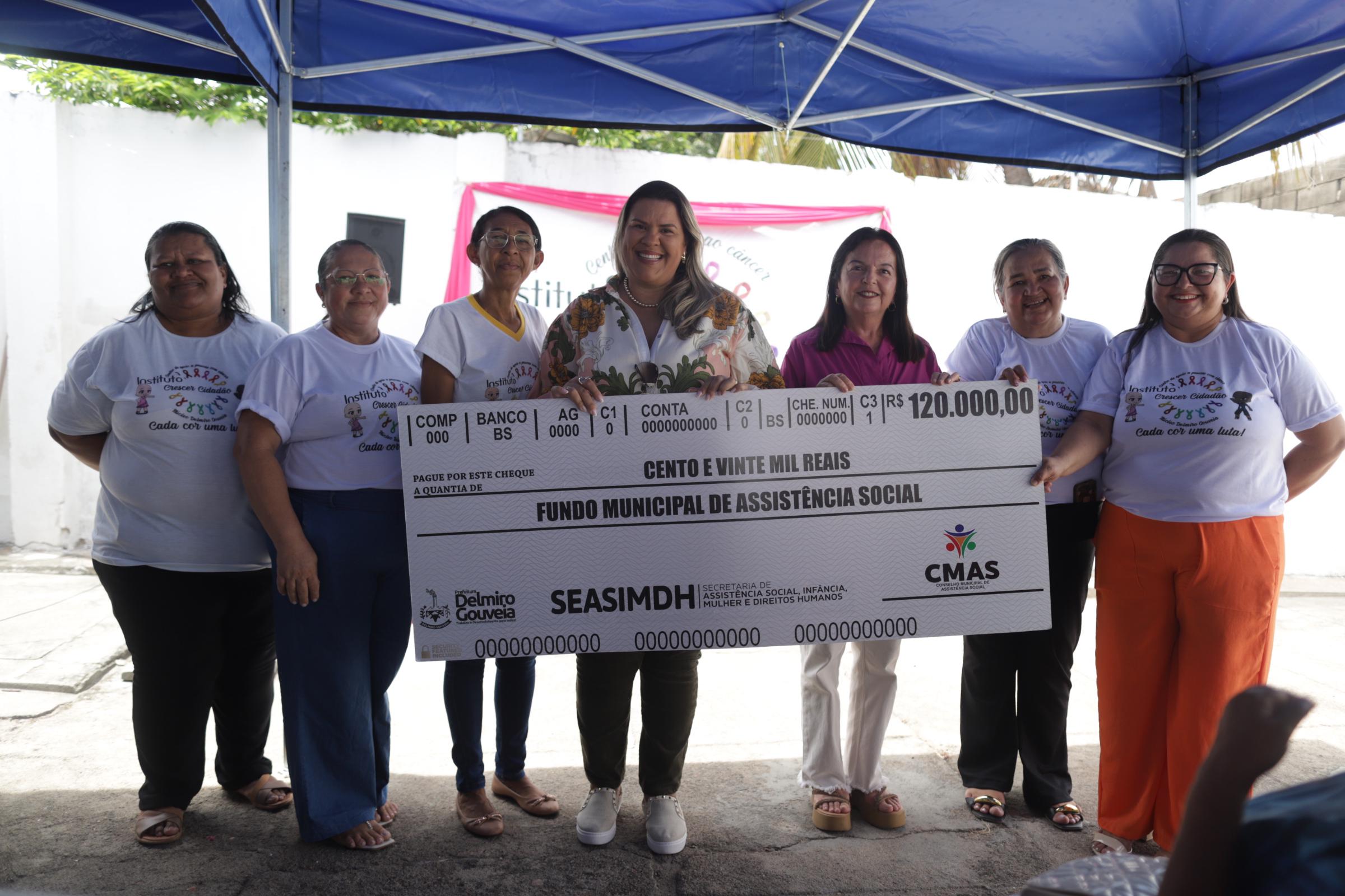 Fátima Canuto entrega cheque simbólico para instituição de pacientes com câncer em Delmiro Gouveia 