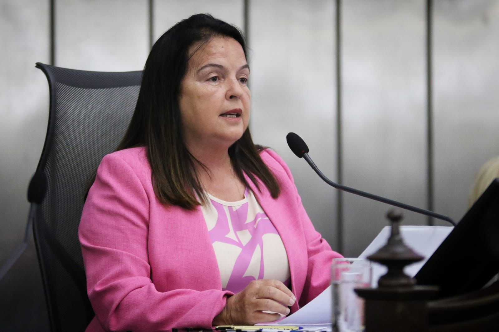 Deputada Fátima Canuto solicita informações sobre denúncias de supostos erros médicos em cirurgias plásticas