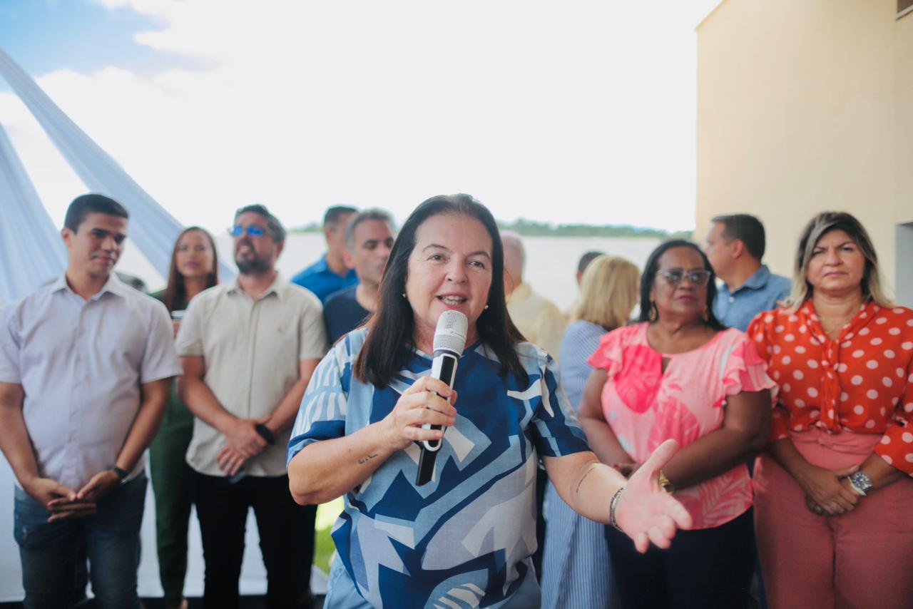 Fátima Canuto prestigia entrega da Vila dos Pescadores de Pilar