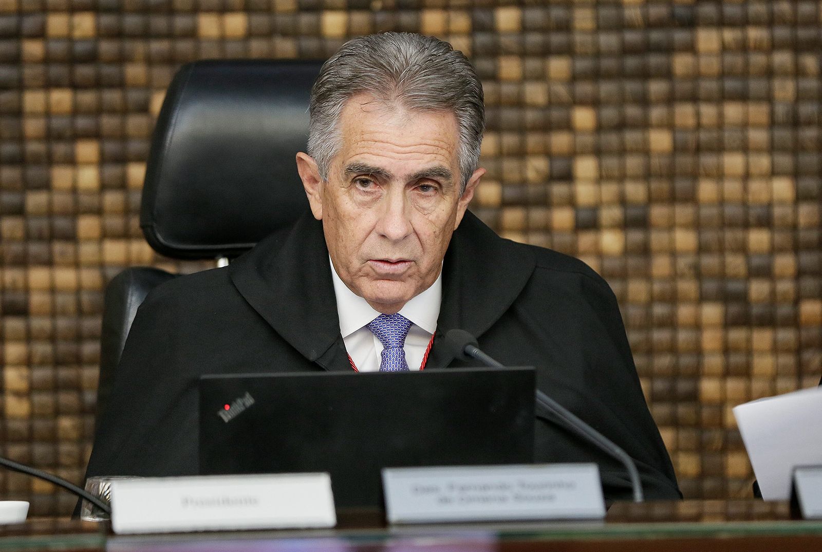 Por iniciativa de Fátima Canuto, desembargador Orlando Rocha Filho recebe Comenda Tavares Bastos 