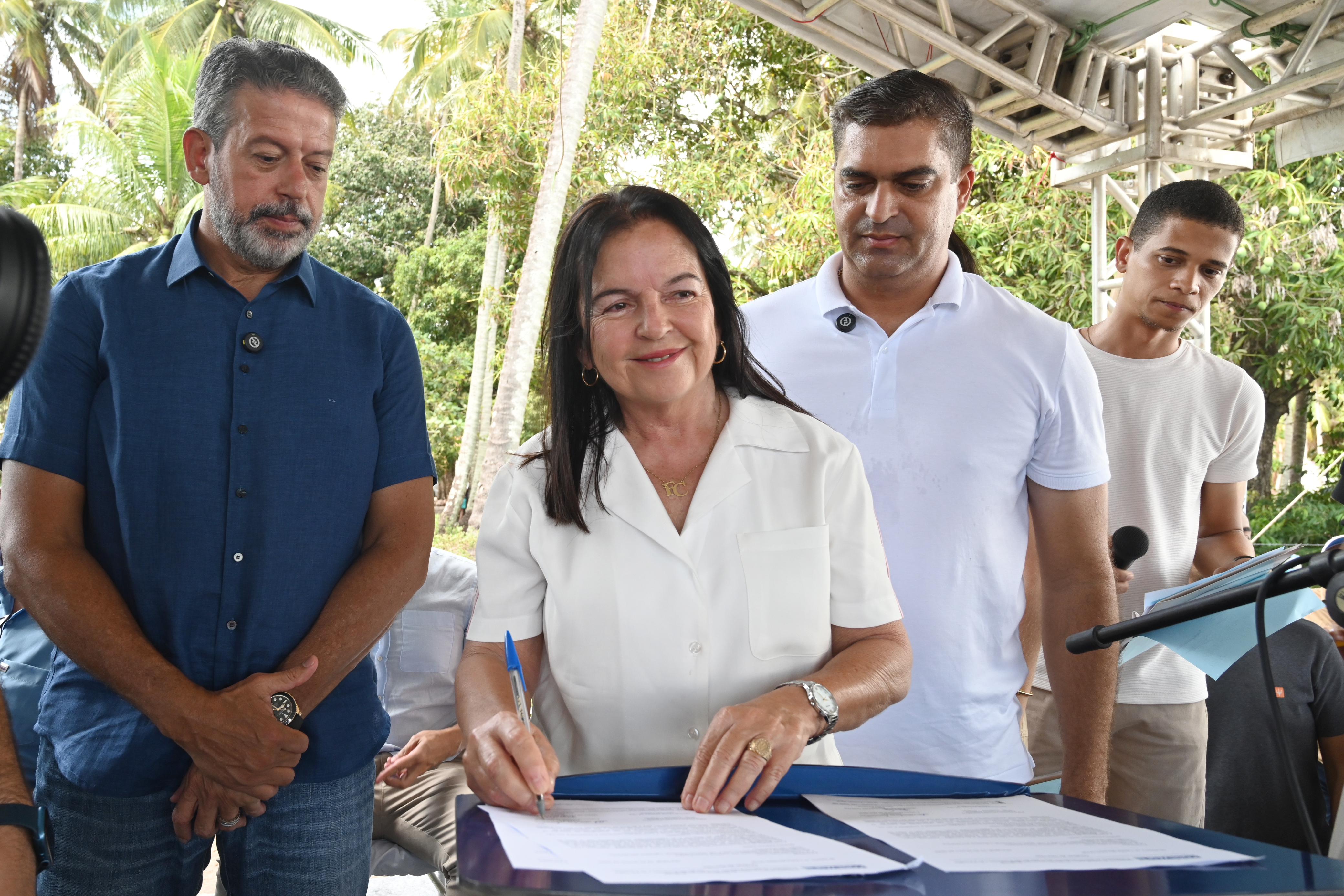 Deputada Fátima Canuto participa da assinatura de ordem de serviço para obras estruturantes em Maragogi 