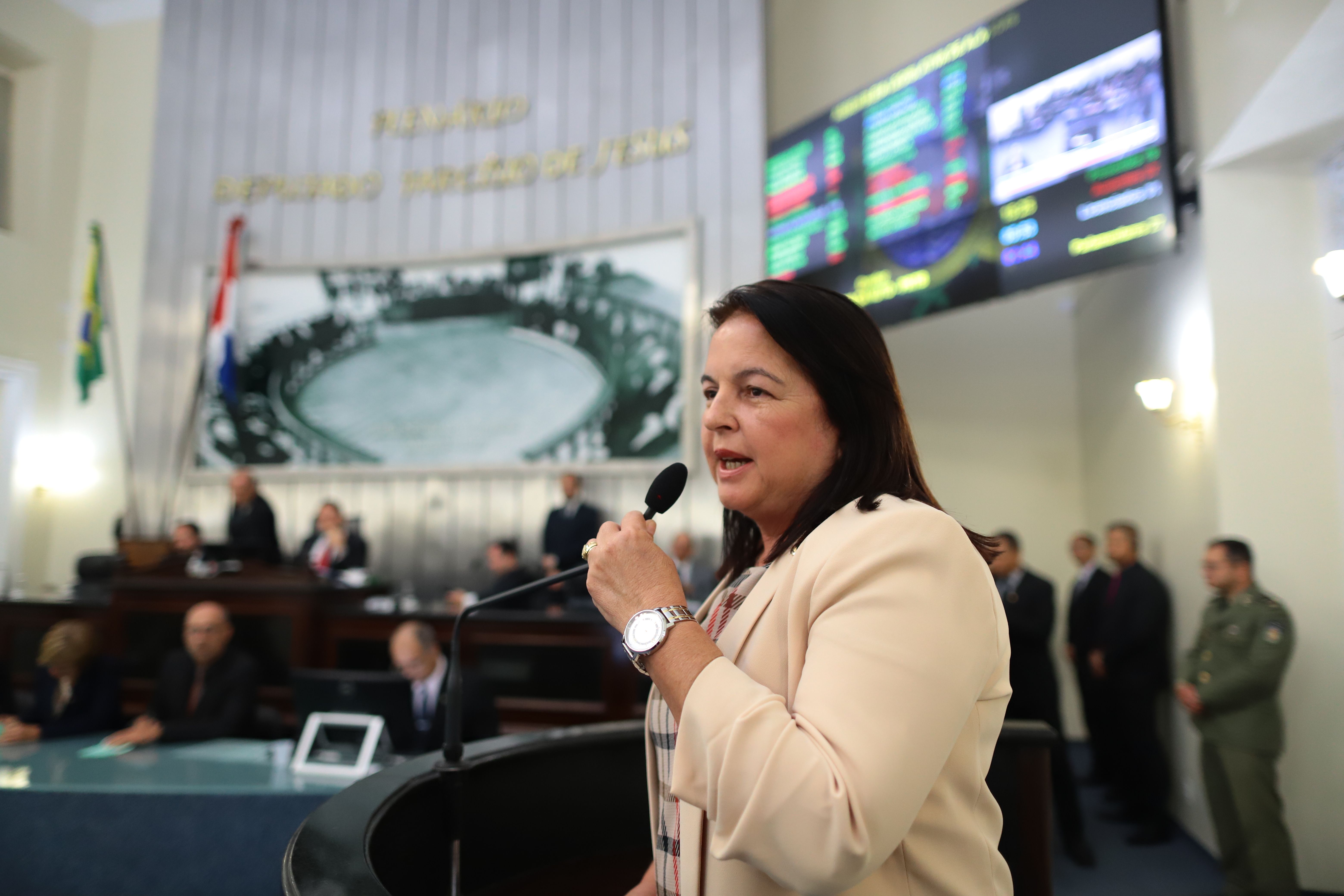 Fátima Canuto propõe que Prodesin reserve vagas de emprego para jovens estudantes da Rede Pública 