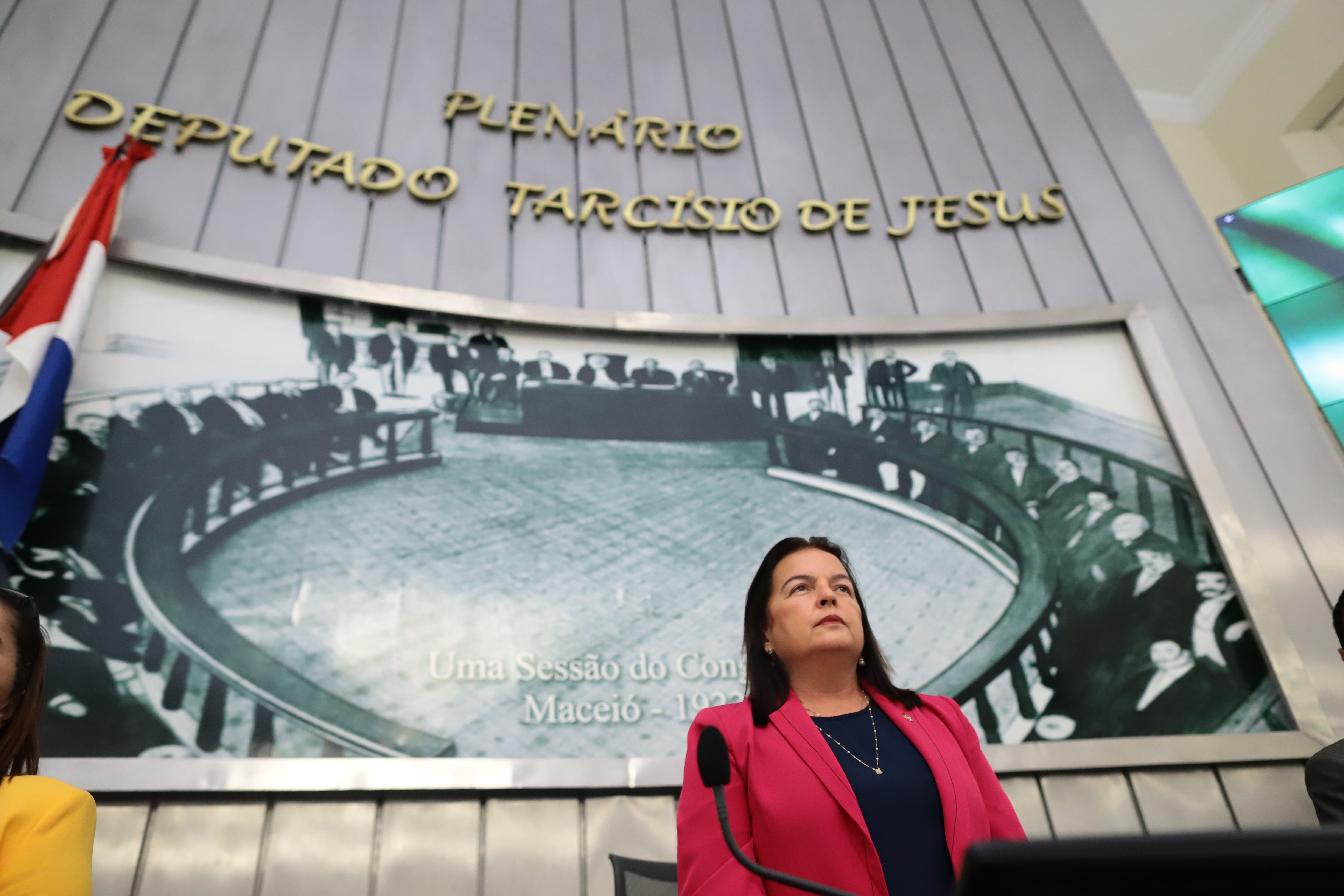 Sancionada lei de Fátima Canuto que institui a Política de Prevenção, Detecção e Tratamento do câncer de mama