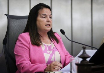Deputada Fátima Canuto solicita informações sobre denúncias de supostos erros médicos em cirurgias plásticas