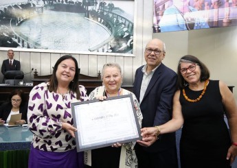 Deputada estadual Fátima Canuto entrega comenda à artista e colecionadora Tânia de Maya Pedrosa