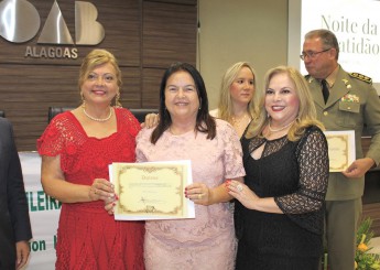 Fátima Canuto recebe diploma de Colaboradora da ABMCJ durante Noite da Gratidão 